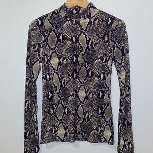 NO BOUNDARIES Women’s Ribbed Snakeskin Print Turtle Neck